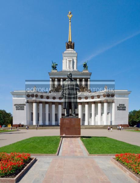 Москва. ВДНХ. Центральный павильон и памятник В.И.Ленину / Город, архитектура / городской пейзаж