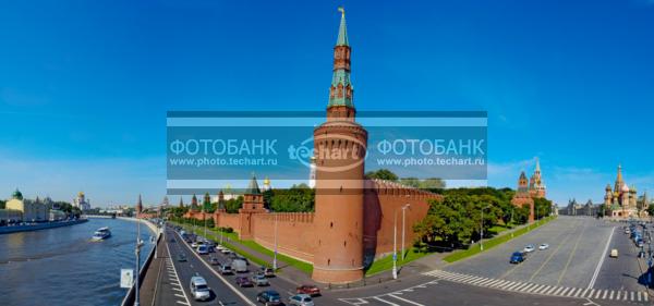 Москва. Панорама Кремля. Река. Машины на дороге / Город, архитектура / городской пейзаж