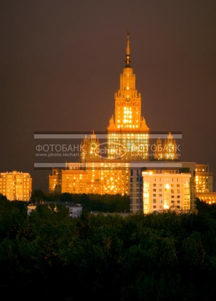 Москва. Здание МГУ на закате / Город, архитектура / городской пейзаж