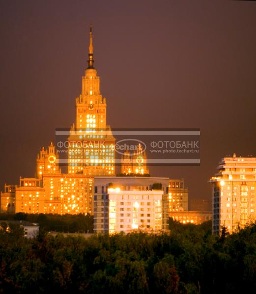 Москва. Здание МГУ на закате / Город, архитектура / городской пейзаж