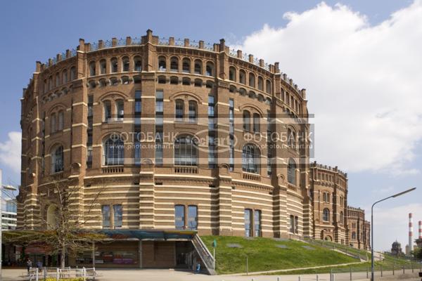 Европа. Австрия. Район Зиммеринг. Венский газометр. Gasometer Vienna. Газгольдер / Город, архитектура / архитектура и скульптура