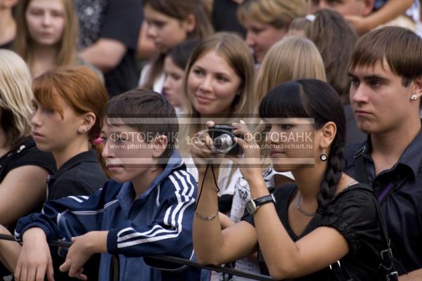 Девушка фотографирует.Толпа. / Отдых и развлечения / отдых в культурных и развлекательных местах