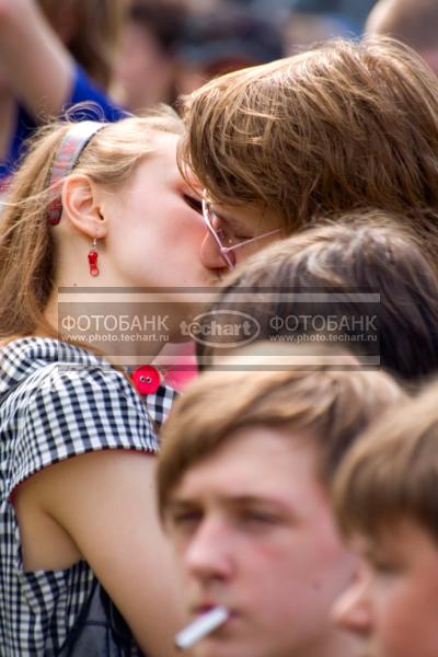 Целующиеся влюбленные. Поцелуй / Люди / взаимоотношения людей