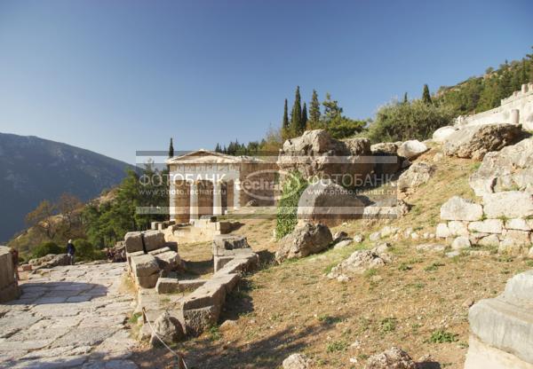 Греция. Дельфы. Сокровищница Афинян. Greece. Delphi. The Treasury of Athens. / Город, архитектура / архитектура и скульптура