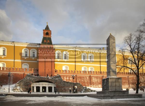 Россия. Москва. Александровский сад. Кремлевская стена. Средняя Арсенальная Башня. Увеселительный грот. Russia. Moscow. Alexander Garden. Kremlin Wall / Город, архитектура / городской пейзаж