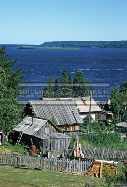 Русский пейзаж. Россия. Тюменская область. Ханты-Мансийский автономный округ. Река Обь. Посёлок горнореченск. Дома на берегу реки / Город, архитектура / национальная архитектура