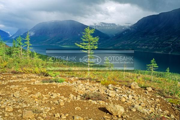 Русский пейзаж. Природа России. Россия. Сибирь. Красноярский край. Таймырский автономный округ. Полуостров Таймыр. Плато Путорана. Озеро Кутарамакан, перевал в долину озера Кета / Природа / горы