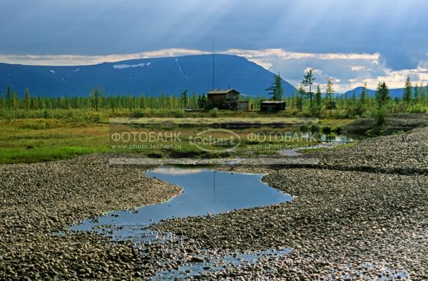 Русский пейзаж. Природа России. Россия. Сибирь. Красноярский край. Таймырский автономный округ. Полуостров Таймыр. Плато Путорана. Берег озера Хантайское. Южный берег. База под горой Логанчи / Природа / горы