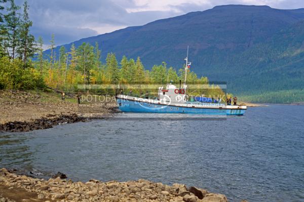 Русский пейзаж. Природа России. Россия. Сибирь. Красноярский край. Таймырский автономный округ. Полуостров Таймыр. Плато Путорана. Берег озера Хантайское. Восточный залив. Устье реки Иркингда (хантайская). Катер на берегу озера / Техника, транспорт / Водный