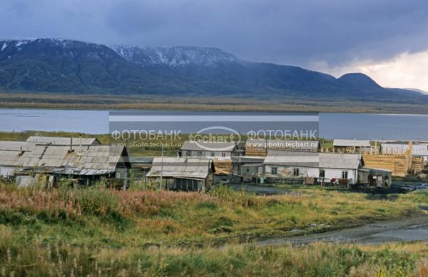 Русский пейзаж. Природа России. Россия. Сибирь. Красноярский край. Таймырский автономный округ. Полуостров Таймыр. Плато Путорана. Озеро Хантайское. Деревня на берегу озера / Город, архитектура / национальная архитектура