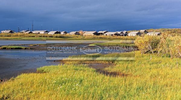 Русский пейзаж. Природа России. Россия. Сибирь. Красноярский край. Таймырский автономный округ. Полуостров Таймыр. Плато Путорана. Озеро Хантайское. Дома на берегу озера / Природа / леса и поля