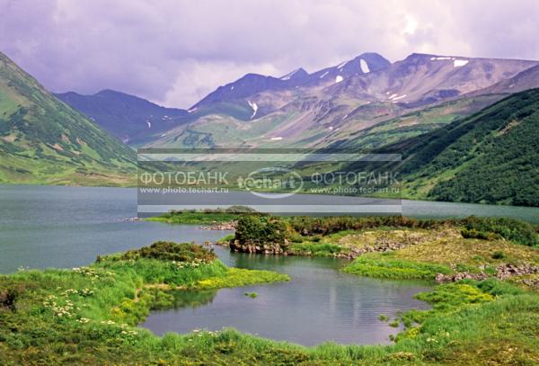 Русский пейзаж. Природа России. Россия. Камчатка. Вулкан Бакенинг. Озеро Дальнее / Природа / горы