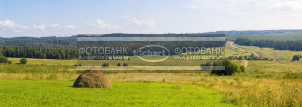 Россия. Панорама. Западный Урал. Поле и стог сена / Природа / леса и поля