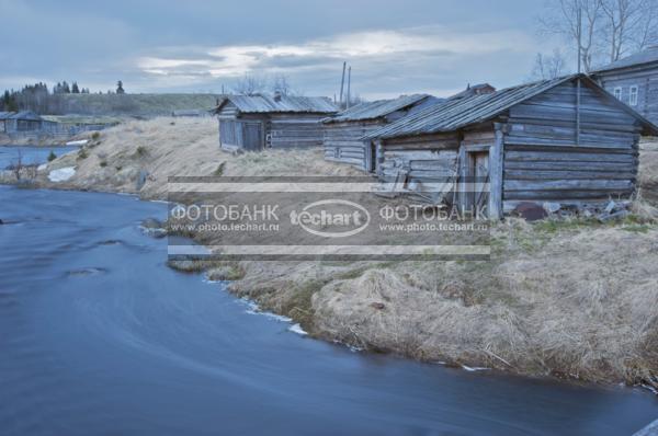 Россия. Природа России. Белое Море. Пушлахта. Деревня у реки / Город, архитектура / национальная архитектура