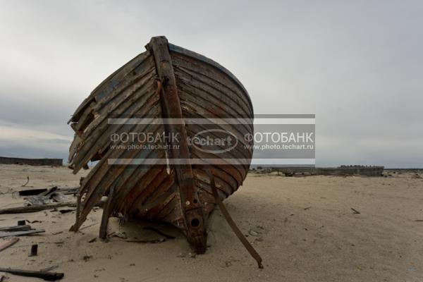 Россия. Природа России. Белое Море. Разбитая лодка на песчаном берегу / Техника, транспорт / Водный