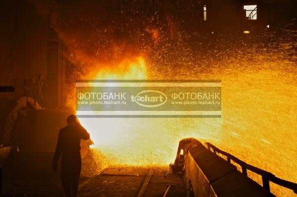 Промышленность России. Чусовской металлургический завод. Раслпвленный металл. Рабочий в плавильном цехе / Люди / профессии и деятельность