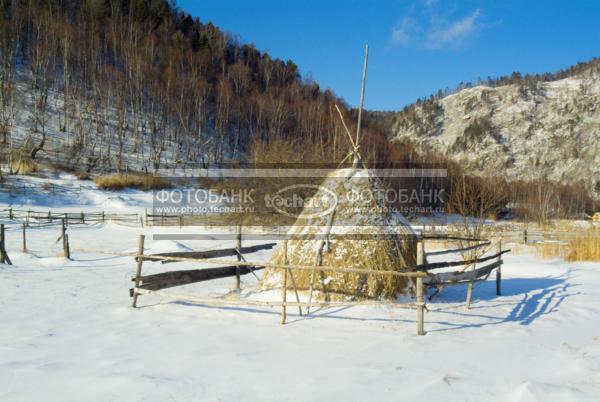 Россия. Байкал. Стог сена / Природа / леса и поля