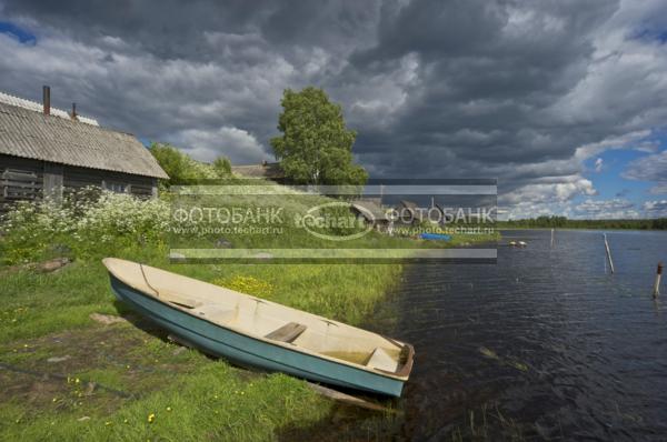 Природа России. Карелия. Деревня Щеккила. Лодка на берегу реки / Техника, транспорт / Водный