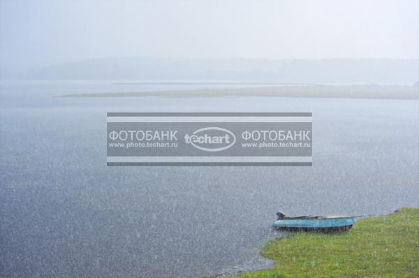 Россия. Архангельская область. Кенозерье. Лодка у реки. Дождь / Природа / реки и озера