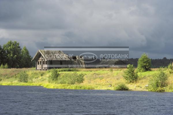 Россия. Архангельская область. Кенозерье. Немята. Старый деревянный дом у реки / Город, архитектура / национальная архитектура