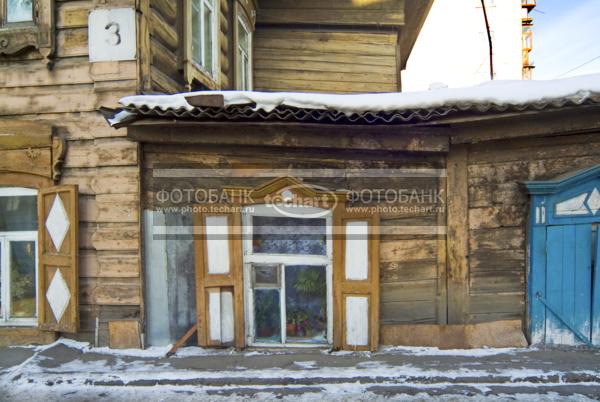 Россия. Иркутск. Деревянные окна. Резные ставни / Город, архитектура / фрагменты и детали