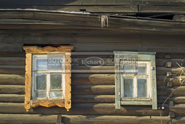 Россия. Иркутск. Деревянные окна. Резные ставни / Город, архитектура / фрагменты и детали