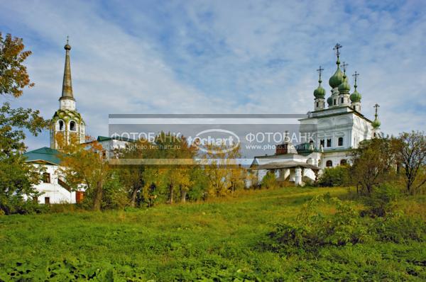 Россия. Соликамск. Троицкий соборная колокольная осень / Город, архитектура / городской пейзаж