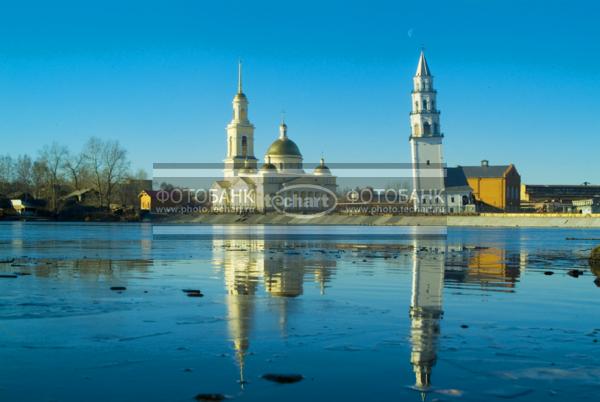 Россия. Невьянск. Спасо-преображенский собор и Невьянская башня у заводского пруда / Город, архитектура / городской пейзаж