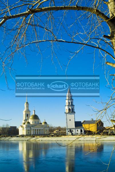 Россия. Невьянск. Спасо-преображенский собор и Невьянская башня у заводского пруда / Город, архитектура / городской пейзаж