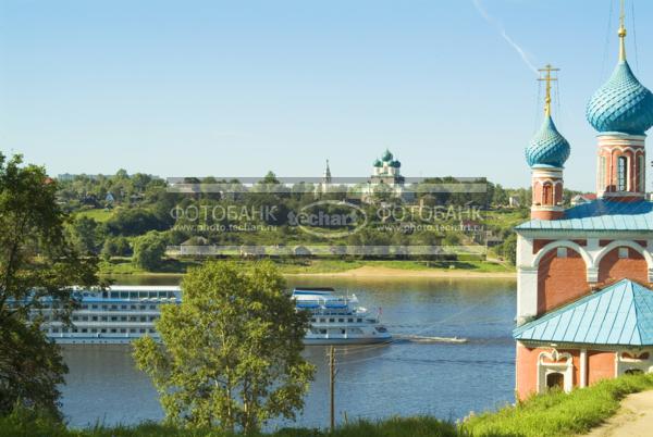 Россия. Тутаев. Вид на Борисоглебскую сторону с Романовской стороны / Город, архитектура / городской пейзаж