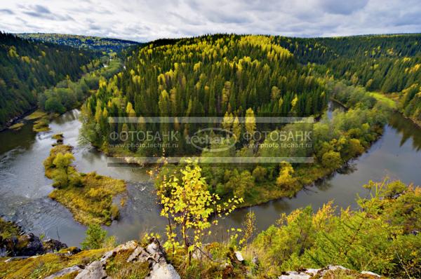 Россия. Урал. Пашия. Вид на реку Вижай с камня Воронок / Природа / осенний пейзаж