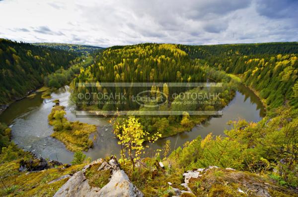 Россия. Урал. Пашия. Вид на реку Вижай с камня Воронок / Природа / осенний пейзаж