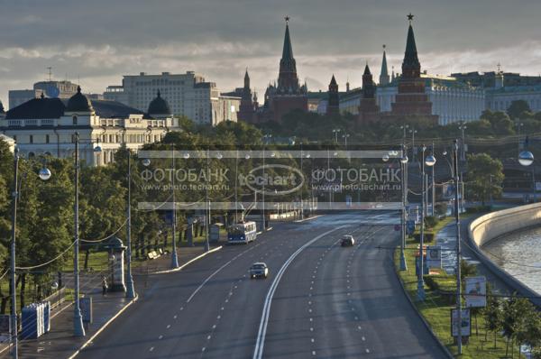 Москва. Утро в Москве. Вид на Кремль и дорогу / Город, архитектура / городской пейзаж