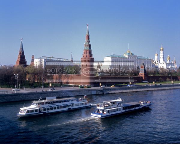 Москва. Кремль и Москва река днем. Теплоходы туристические / Город, архитектура / городской пейзаж