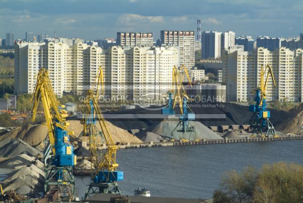 Москва. Южный порт. Краны на фоне домов / Город, архитектура / городской пейзаж