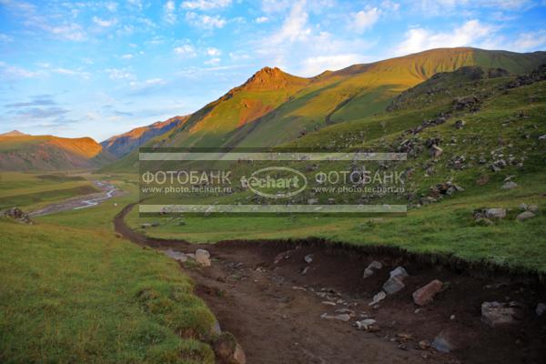 Россия. Кавказ. Эльбрус, республики Кабардино-Балкария и Карачаево-Черкесия. Горы, колея / Природа / горы