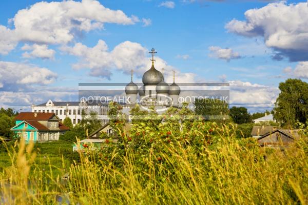 Русские города. Белозерск. Вид на церковь / Город, архитектура / городской пейзаж
