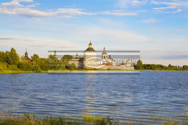 Русские города. Белозерск. Вид на церковь / Город, архитектура / городской пейзаж