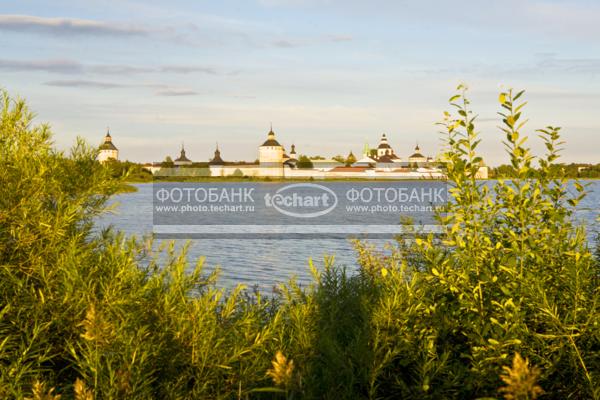 Русские города. Белозерск. Вид на церковь / Город, архитектура / городской пейзаж