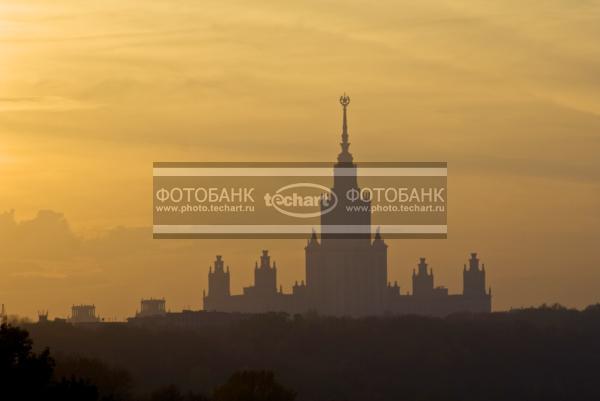 Москва. МГУ на закате / Город, архитектура / городской пейзаж