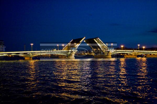 Санкт-Петербург. Разводной мост ночью. / Город, архитектура / городской пейзаж