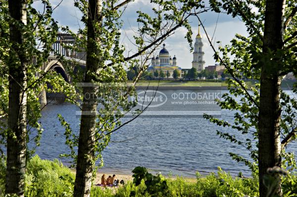 Рыбинск. Вид через Волгу на Спасо-Преображенский собор / Город, архитектура / городской пейзаж