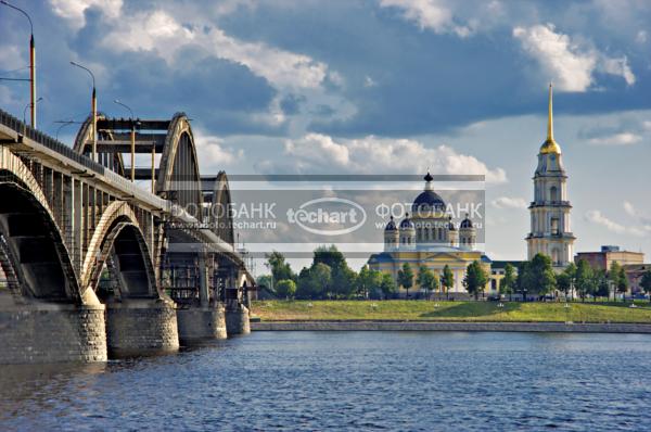 Рыбинск. Вид через Волгу на Спасо-Преображенский собор. Мост / Город, архитектура / городской пейзаж