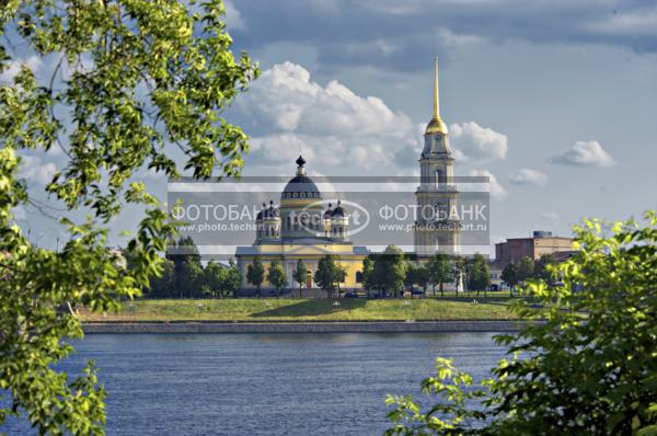 Рыбинск. Вид через Волгу на Спасо-Преображенский собор / Город, архитектура / городской пейзаж