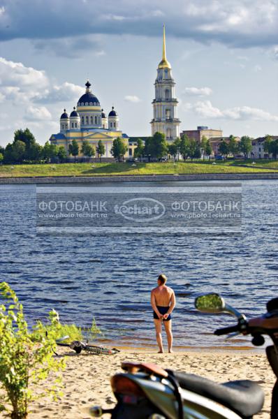 Рыбинск. Вид через Волгу на Спасо-Преображенский собор / Город, архитектура / городской пейзаж