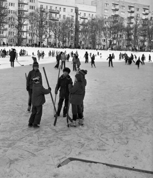 Москва. Патриаршии пруды зимой 1979. Каток / Люди / дети и подростки