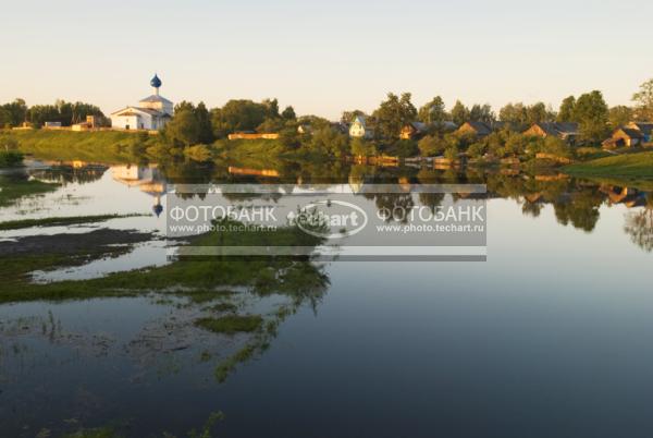 Россия. Ярославская область. Деревня Туношна на закате. Река / Природа / реки и озера