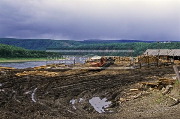 Россия. Сибирь. Красноярский край. Эвенкия. река Подкаменная Тунгуска, посёлок Байкит. Трактор / Техника, транспорт / строительная, ремонтная и спецтехника