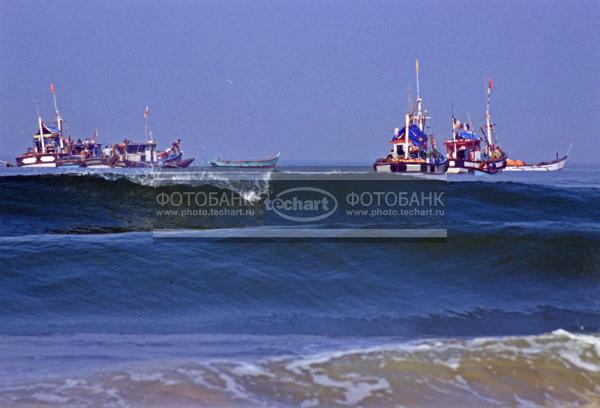 Индия. Гоа. Колва. Лодки и корабли в море / Техника, транспорт / Водный