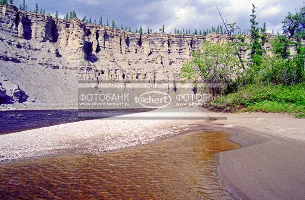 Россия. Сибирь. Среднесибирское плоскогорье. Эвенкия, река Мойерокан. Обрыв, тайга / Природа / реки и озера
